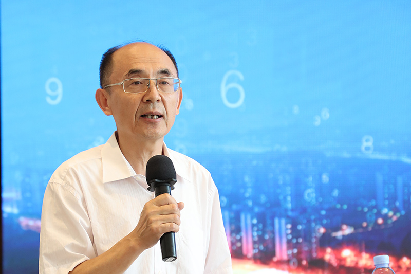 “老交通”智庫副主任、原交通運輸部總工程師周偉主持沙龍.jpg